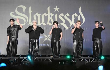 ＴＯＭＯＲＲＯＷ　Ｘ　ＴＯＧＥＴＨＥＲの（左から）ＳＯＯＢＩＮ、ＨＵＥＮＩＮＧＫＡＩ、ＢＥＯＭＧＹＵ、ＹＥＯＮＪＵＮ、ＴＡＥＨＹＵＮ＝２５年１０月