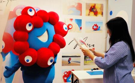 １ｓｔグラビア写真集「Ｉ　ｍｙａｋｕ　ｙｏｕ．」の発売を記念したお渡し会で、ファンと触れ合うミャクミャク