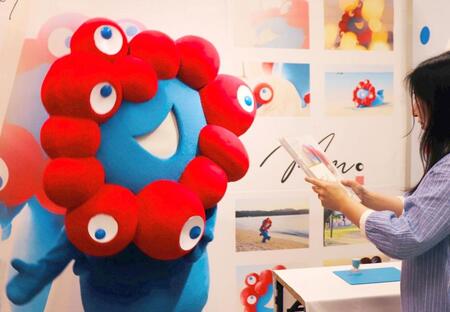 写真集お渡し会でファンと触れ合うミャクミャク