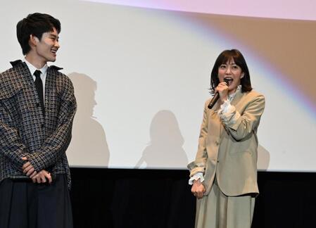 舞台あいさつで「気合だ！」と叫ぶ菅野美穂（左は）山時聡真（撮影・持木克友）