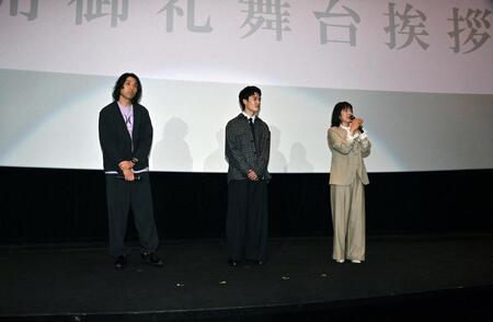 舞台あいさつをする（左から）中川駿監督、山時聡真、菅野美穂（撮影・持木克友）