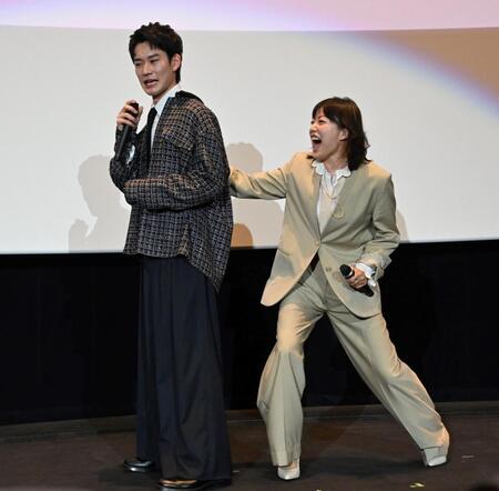 舞台あいさつで山時聡真（左）に気合を入れる菅野美穂（撮影・持木克友）