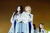 笑顔を見せる櫻坂４６の山﨑天（左）と藤吉夏鈴©Ｓｅｅｄ　＆　Ｆｌｏｗｅｒ　ＬＬＣ