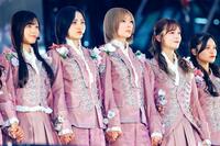 ＭＵＦＧスタジアムでのライブを盛り上げた（左から）櫻坂４６の遠藤理子、的野美青、藤吉夏鈴、田村保乃、浅井恋乃未ⓒＳｅｅｄ　＆　Ｆｌｏｗｅｒ　ＬＬＣ
