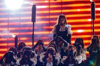 パフォ-マンスで盛り上げる櫻坂４６ⓒＳｅｅｄ　＆　Ｆｌｏｗｅｒ　ＬＬＣ