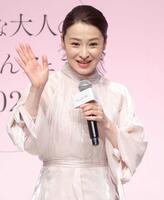 　客席に手を振る檀れい（撮影・西岡正）