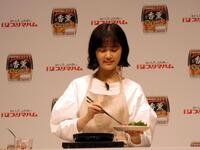 ウインナーを炒める原菜乃華