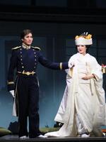 宝塚雪組「波うららかに、めおと日和」の縣千（左）と華純沙那