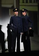 宝塚雪組「波うららかに、めおと日和」の朝美絢（右）と縣千