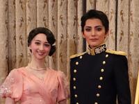 宝塚雪組「波うららかに、めおと日和」の朝美絢（右）と音彩唯