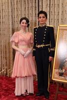 宝塚雪組「波うららかに、めおと日和」の朝美絢（右）と音彩唯