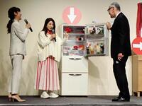 アルツハイマー病の兆候発見に挑戦した風吹ジュン（中央）