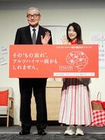 アルツハイマー病の啓発活動を行った風吹ジュン（右）と繁田雅弘氏