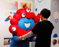 １ｓｔグラビア写真集「Ｉ　ｍｙａｋｕ　ｙｏｕ．」の発売を記念したお渡し会で、ファンと触れ合うミャクミャク