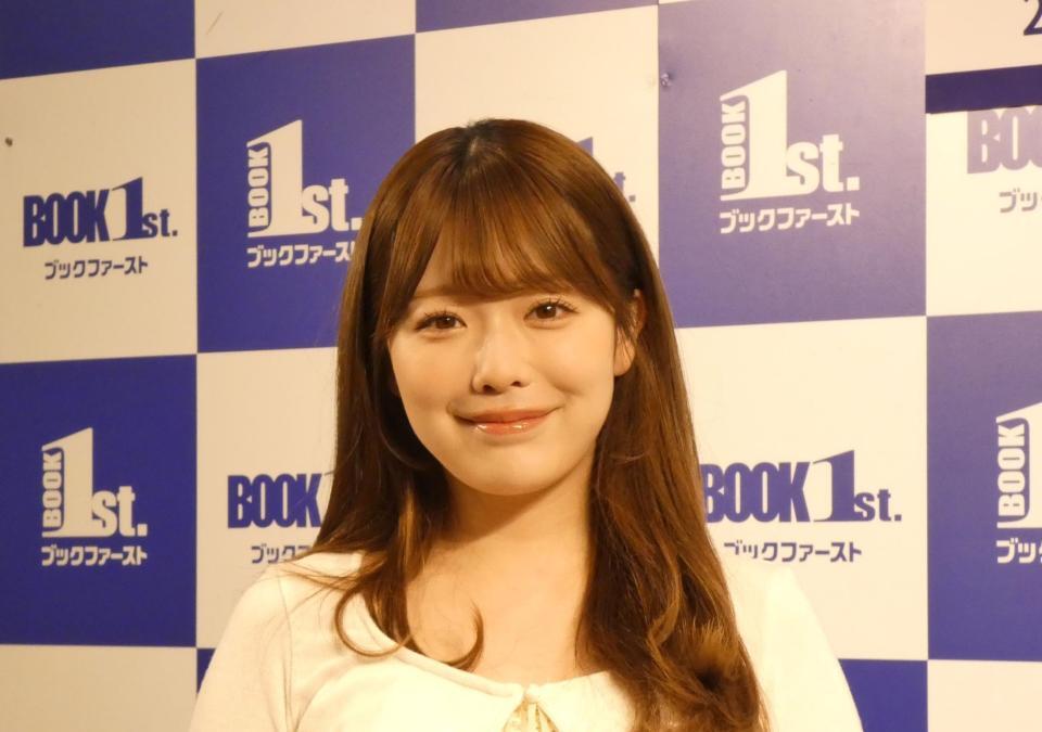 カレンダー発売記念イベントを行った塩見きら＝都内