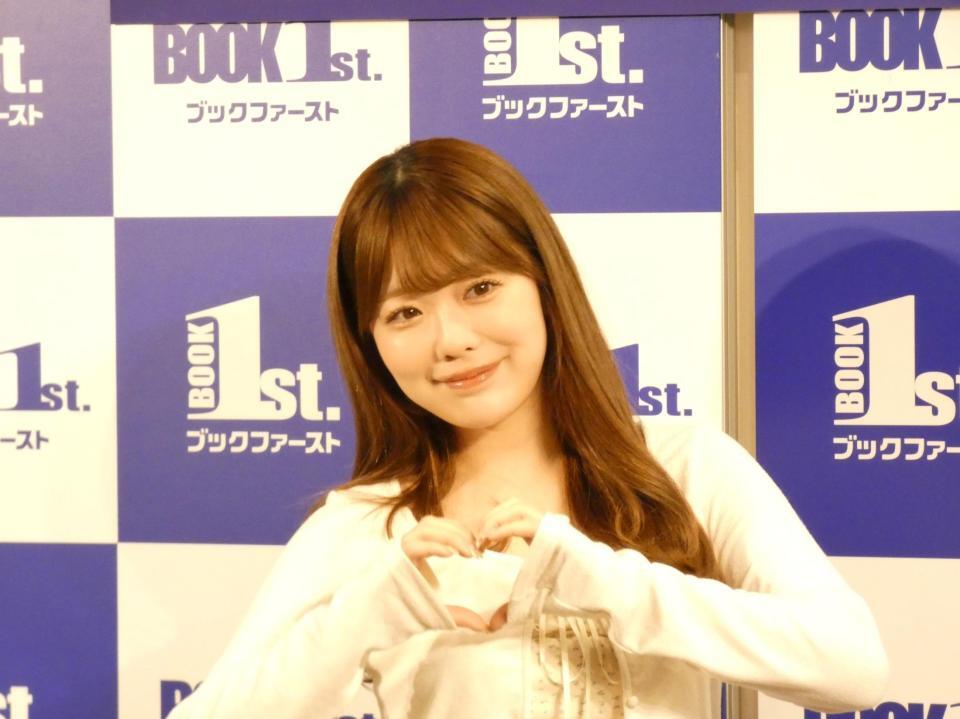 カレンダー発売記念イベントを行った塩見きら＝都内