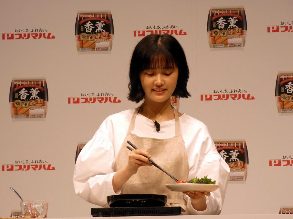 ウインナーを炒める原菜乃華