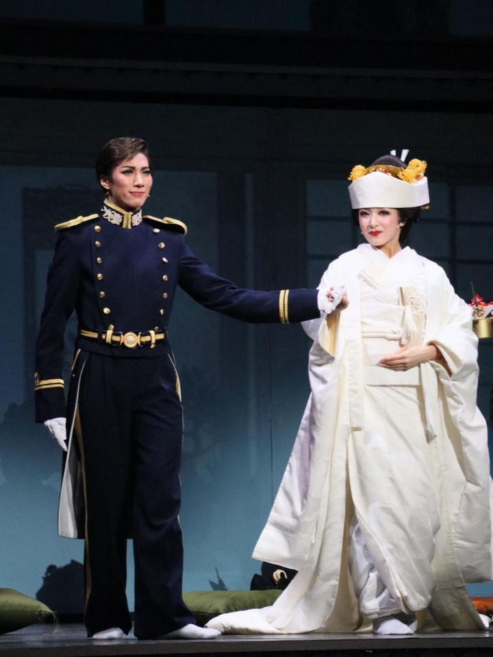 宝塚雪組「波うららかに、めおと日和」の縣千（左）と華純沙那