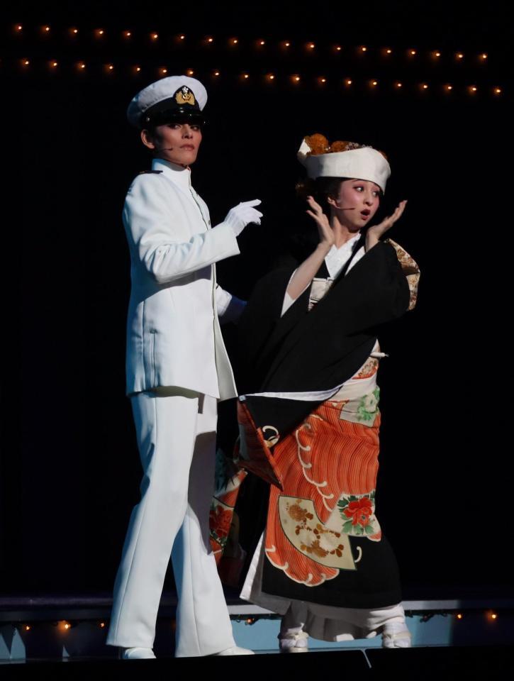 宝塚雪組「波うららかに、めおと日和」の朝美絢（左）と音彩唯