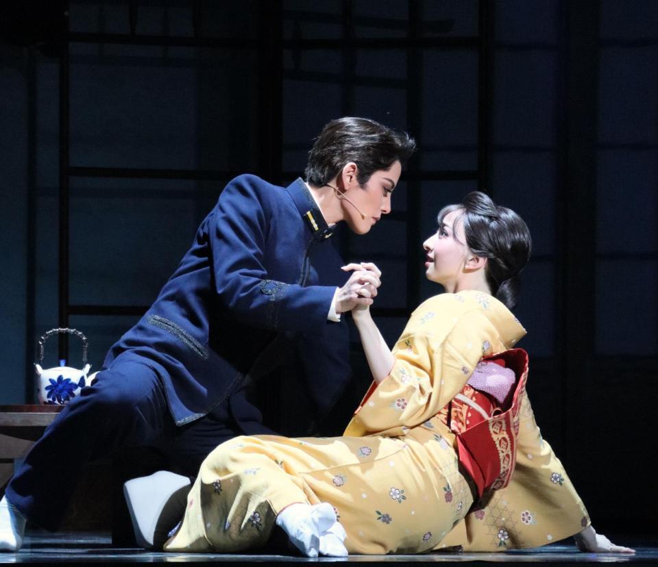 宝塚雪組「波うららかに、めおと日和」の朝美絢（左）と音彩唯