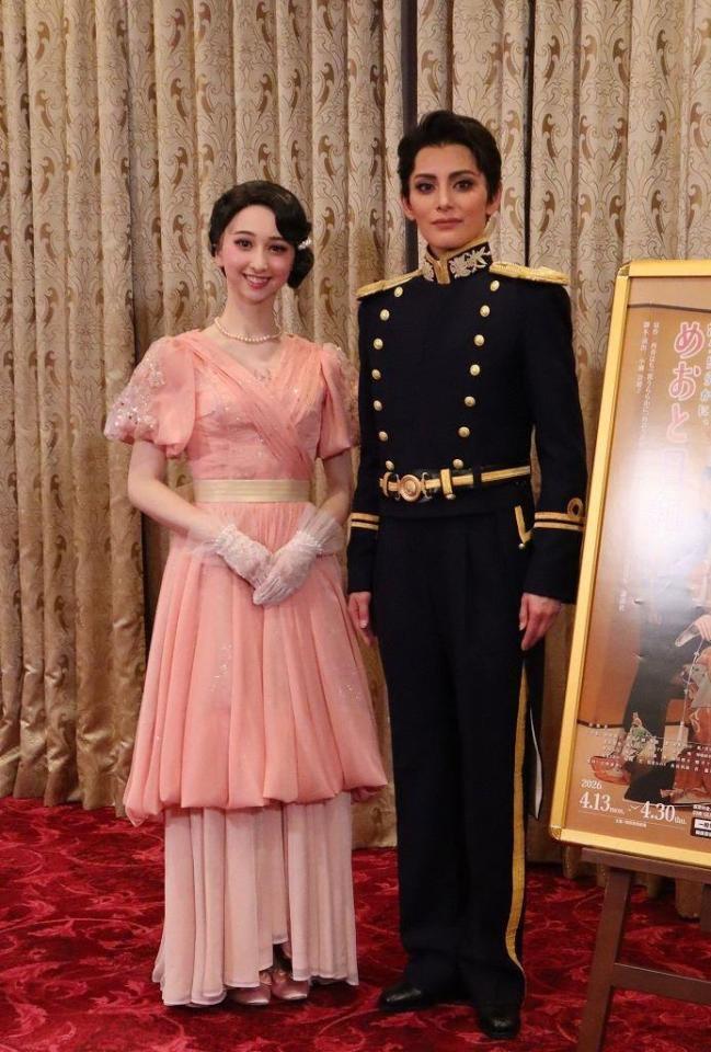 宝塚雪組「波うららかに、めおと日和」の朝美絢（右）と音彩唯