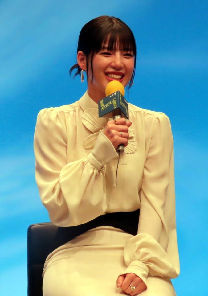 「刑事、ふりだしに戻る」の会見に出席した石井杏奈