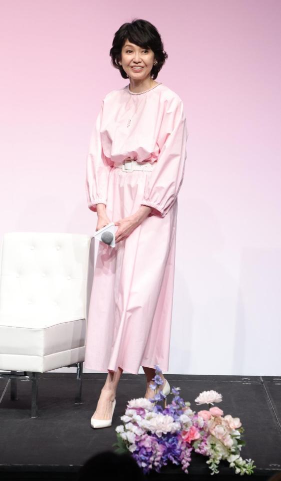 ステージに登壇する賀来千香子＝東京・恵比寿ガーデンプレイスＴｈｅ　Ｇａｒｄｅｎ　Ｈａｌｌ（撮影・西岡正）