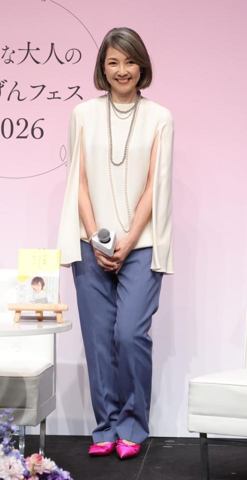 笑顔を浮かべ、登壇する松本孝美＝東京・恵比寿ガーデンプレイスＴｈｅ　Ｇａｒｄｅｎ　Ｈａｌｌ（撮影・西岡正）