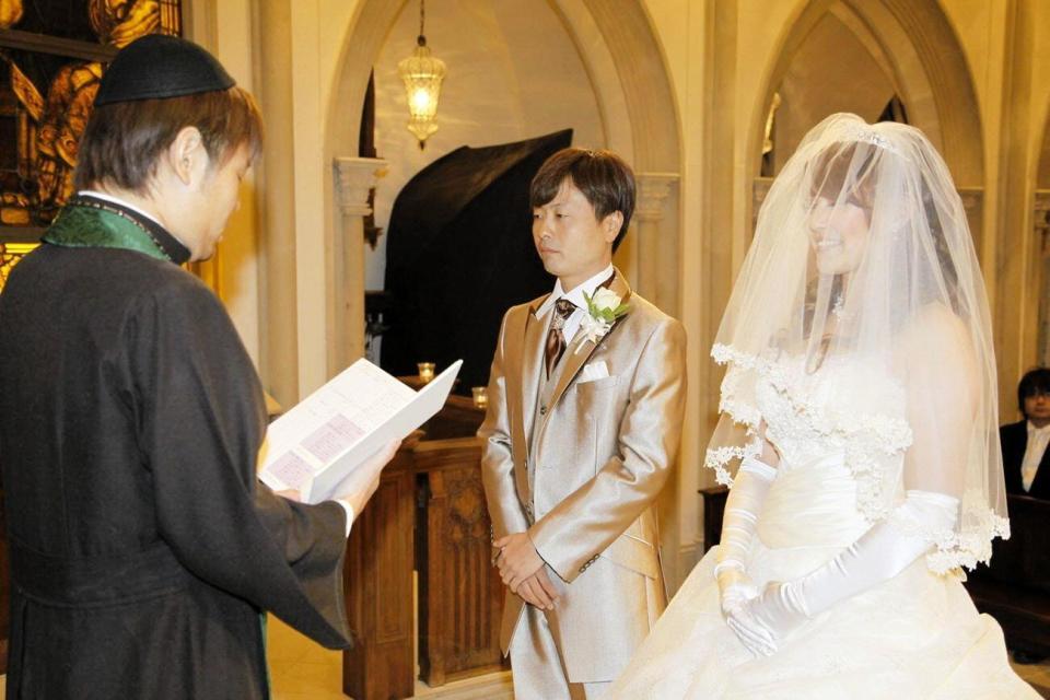 ２０１１年　河本準一の結婚式　神父は品川祐