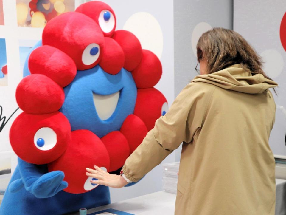 １ｓｔグラビア写真集「Ｉ　ｍｙａｋｕ　ｙｏｕ．」の発売を記念したお渡し会で、ファンと触れ合うミャクミャク