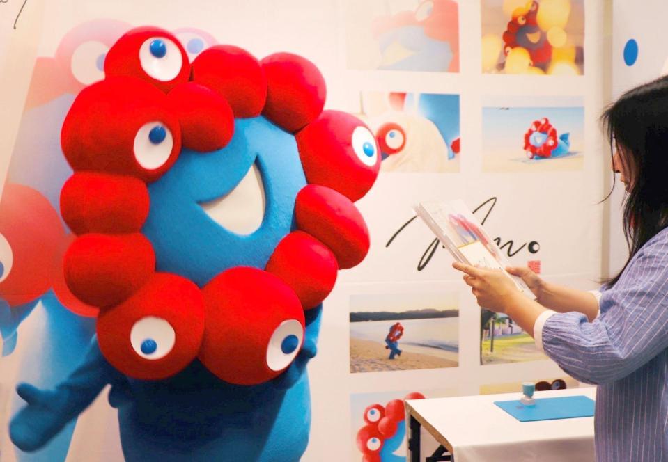 写真集お渡し会でファンと触れ合うミャクミャク