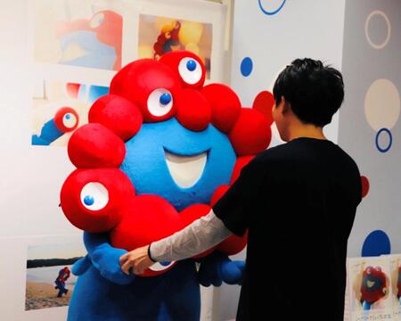 １ｓｔグラビア写真集「Ｉ　ｍｙａｋｕ　ｙｏｕ．」の発売を記念したお渡し会で、ファンと触れ合うミャクミャク