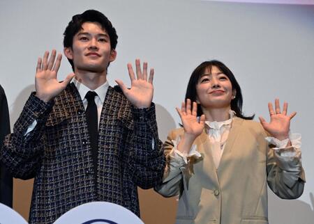 観客に手を振る（左から）山時聡真、菅野美穂（撮影・持木克友）