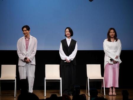 会見に登場した（左から）松下洸平、黒木華、野呂佳代