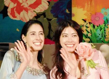 仲良く肩を寄せ合う森泉（左）と森星