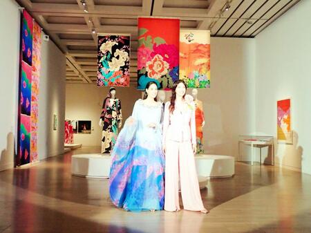 祖母・森英恵さんの回顧展を訪れた森泉（左）と森星