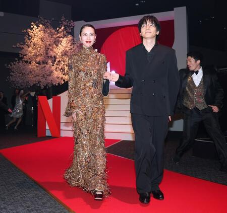 生田斗真（右）とレッドカーペットを歩いて登場した戸田恵梨香（撮影・棚橋慶太）