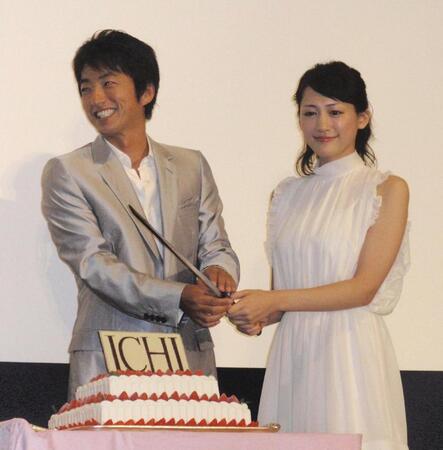 ２００８年１０月、映画「ＩＣＨＩ」の初日舞台あいさつで大沢たかおと。