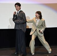 舞台あいさつで山時聡真（左）に気合を入れる菅野美穂（撮影・持木克友）