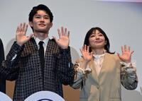 観客に手を振る（左から）山時聡真、菅野美穂（撮影・持木克友）