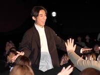 観客とタッチしながら入場する高橋一生＝ＴＯＨＯシネマズ六本木ヒルズ（撮影・佐藤厚）