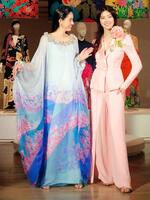 仲良くトークする森泉（左）と森星