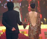 生田斗真（左）とレッドカーペットを歩いて登場した戸田恵梨香（撮影・棚橋慶太）