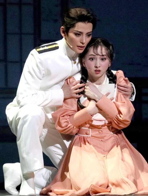 宝塚雪組「波うららかに、めおと日和」の朝美絢（左）と音彩唯