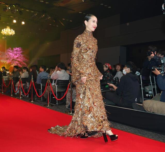 戸田恵梨香 背中まぶしい衝撃ドレス