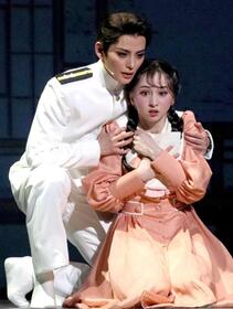 宝塚雪組「波うららかに、めおと日和」の朝美絢（左）と音彩唯