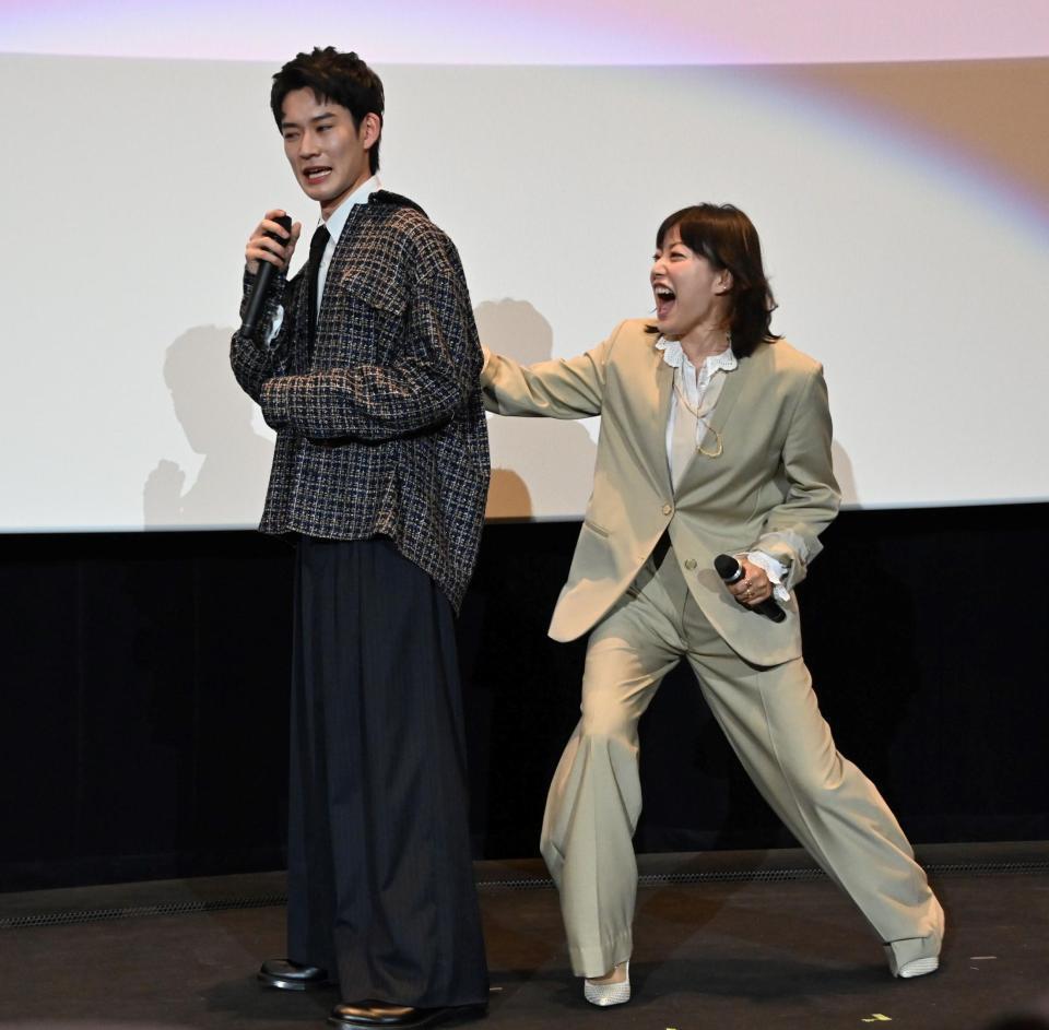 舞台あいさつで山時聡真（左）に気合を入れる菅野美穂（撮影・持木克友）