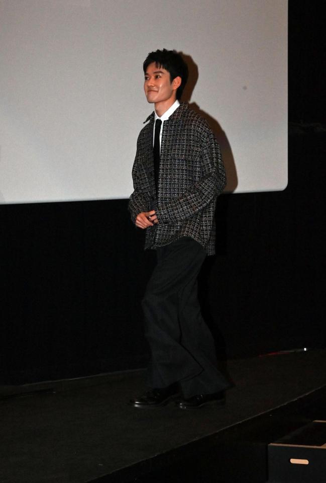 舞台あいさつに登壇する山時聡真（撮影・持木克友） 