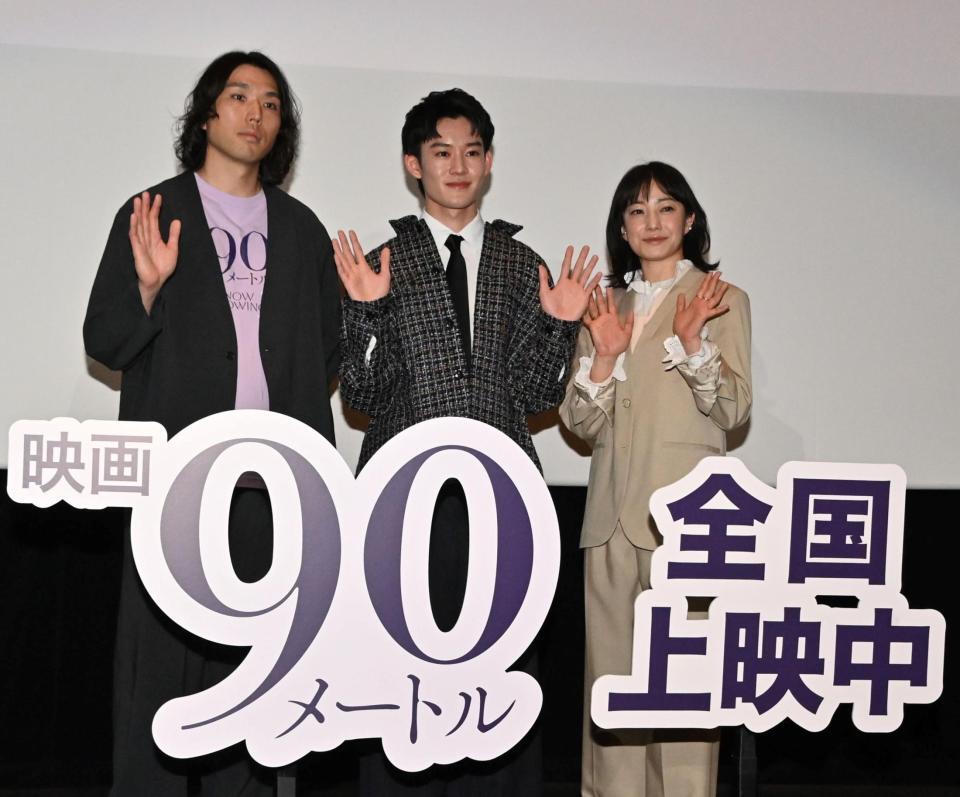 写真に納まる（左から）中川駿監督、山時聡真、菅野美穂（撮影・持木克友）