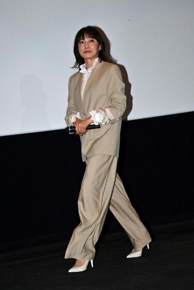 舞台あいさつに登壇する菅野美穂（撮影・持木克友）